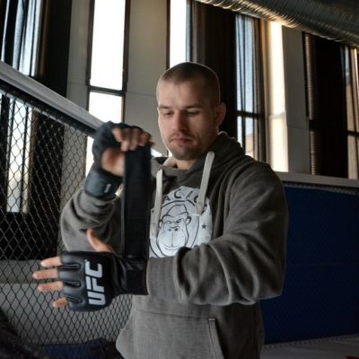 Tom Niinimäki sitoo UFC-hanskoja.