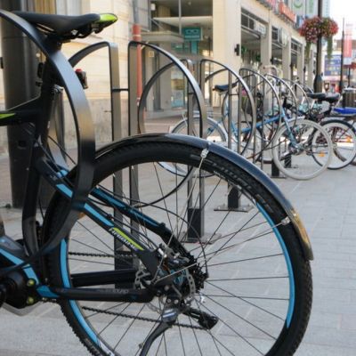 Sähköpyörä runkolukittuna Kuopion torin laidalla