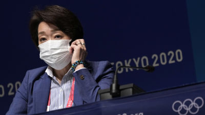 Seiko Hashimoto med munskydd på presskonferens.