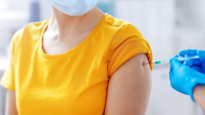 En sjukskötare vaccinerar en person i armen.