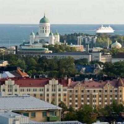 Maisemakuvassa Tuomiokirkko, meri ja keskustan rakennuksia.