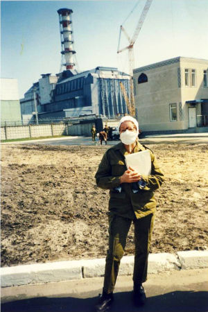 Ulla på besök i Tjernobyl år 1996, tio år efter kärnkraftsolyckan. Fredsaktivisten och miljökämpen Ulla Klötzer i Tjernobyl. Står med munmask och tittar mot kameran.