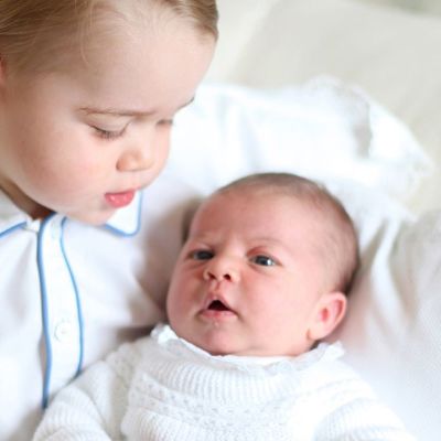 Prinsessa Charlotte isoveljensä prinssi Georgen sylissä.