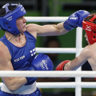 Mira Potkonen (vas.) ja Katie Taylor