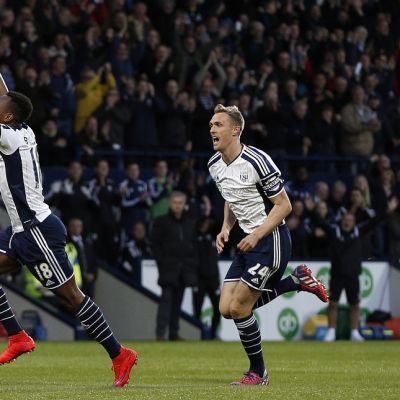 WBA:n Saido Berahino ja Darren Fletcher juhlivat maalia.