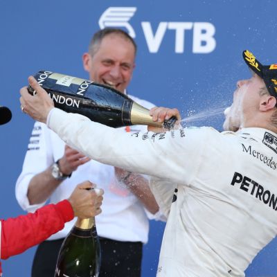Tony Ross taustalla, kun Valtteri Bottas juhli uransa ensimmäistä osakilpailuvoittoaan vuonna 2017.