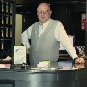 Framtiden oroar företagaren Ludo Geurden. Hotellägaren Ludo Geurden fotograferad vid receptionen till sitt hotell.