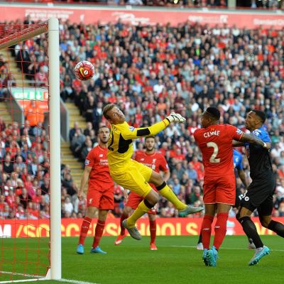 Tommy Elphick puskee pallon maaliin
