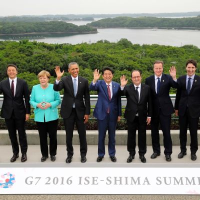 Eurooppaneuvoston puheenjohtaja Donald Tusk (vas.), Italian pääministeri Matteo Renzi, Saksan liittokansleri Angela Merkel, Yhdysvaltain presidentti Barack Obama, Japanin pääministeri Shinzo Abe, Ranskan presidentti François Hollande, Britannian pääministeri David Cameron, Kanadan pääministeri Justin Trudeau ja EU-komission puheenjohtaja Jean-Claude Juncker.