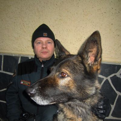 Ylirajavartija Arvo Moilanen ja saksanpaimenkoira Ara on suorittanut erittäin ansioituneesti tehtävän ihmisen pelastuksessa.