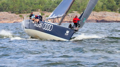 En segelbåt svänger