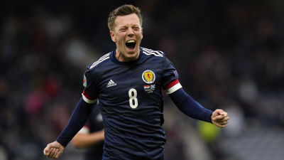 Callum McGregor jublar efter att ha gjort första målet för Skottland.