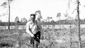 Pentti Haanpää Piippolan Lamusuolla vuonna 1950 Pentti Haanpää Piippolan Lamusuolla vuonna 1950
