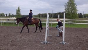 Träning på gång i Forsby. Eirin Losvik rider och Hilde Losvik assisterar i Forsby i Nykarleby.