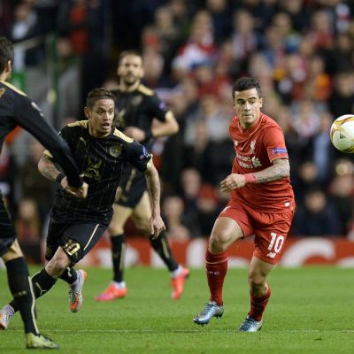 Liverpoolin Philippe Coutinho yrittää karkuun Rubin Kazanin pelaajilta.