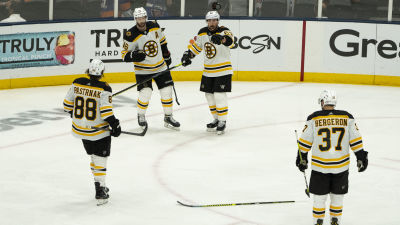 Bostons Brad Marchand firar ett mål tillsammans med sina lagkamrater.