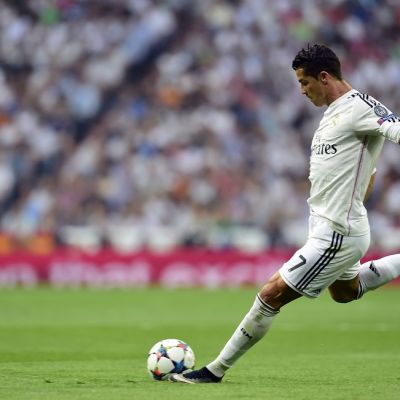 Cristiano Ronaldo potkaisee palloa.