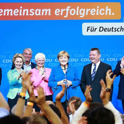 Saksan liittokansleri Angela Merkel saa kannattajiltaan innostuneen vastaanoton saavuttuaan puolueensa vaalivalvojaisiin