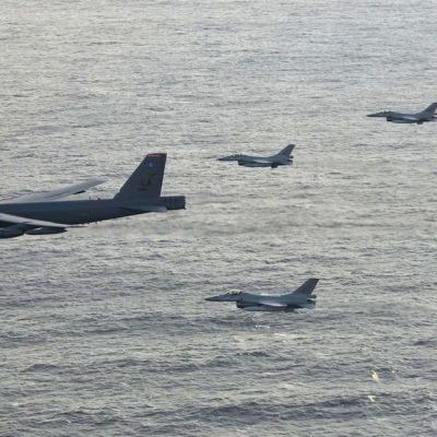 Norjalaisia F-16 koneita ja amerikkalaisia b 52-koneita.