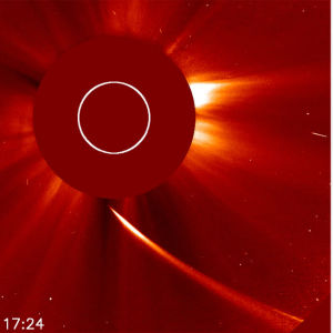 Komeetta ISON lähellä Aurinkoa SOHO-aurinkotutkimussatelliitin kuvaamana.