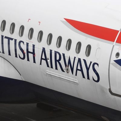 Lentokoneen kyljessä lukee British Airways