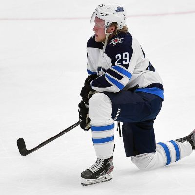 Patrik Laine pettyneenä kuvassa