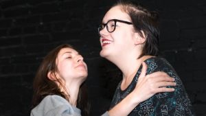 Den rika ryssinnan Jelena (Dina Grigoryeva) smörar för maktlystna Ida (Ida Flemmich).