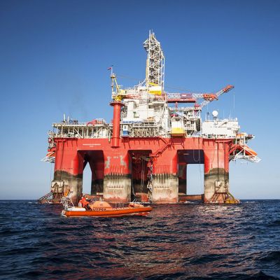 Kansainvälinen joukko Greenpeacen aktivisteja nousivat Statoilin Barentsinmerellä sijaitsevalle öljynporauslautalle 27. toukokuuta.