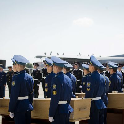 Ukrainalaissotilaat kantoivat arkkuja lentokoneeseen Kharkivin lentokentällä 23. heinäkuuta.