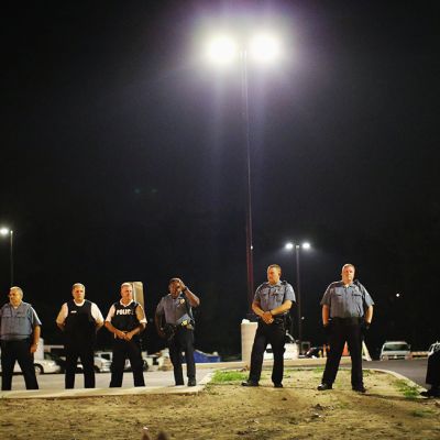 Poliisit vartioivat Fergusonin poliisiasemaa mielenosoituksen aikana 22. elokuuta.