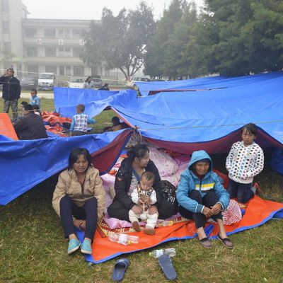 Maanjäristyksessä kodittomiksi jääneitä ihmisiä Yongpingissa, Yunnannin maakunnassa, 6. lokakuuta.