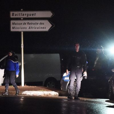 Poliiseja yön pimeydessä hoivakodin edustalla.