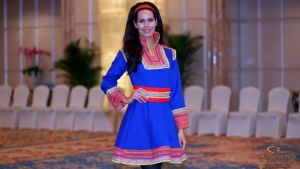 Carola Millerin oli tarkoitus edustaa Suomea Miss Maailma -kilpailussa pilailupuodin asu päällään. // Kuva: Kuvakaappaus: missworld.com