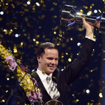 Tero Pitkämäki kohottaa Vuoden urheilijan pokaalia.