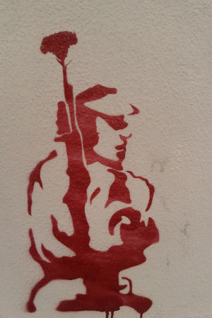 Nejlikerevolutionen hyllas fortfarande med många graffiti i Portugal Graffiti som hyller nejlikerevolutionen i Portugal