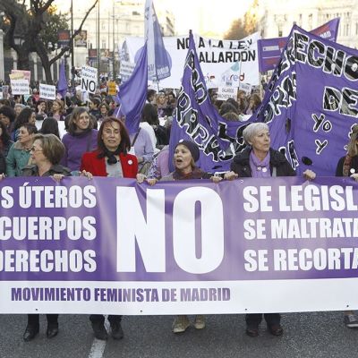 Ihmiset osallistuivat aborttilain kiristystä kritisoivaan mielenosoitukseen kansainvälisenä naistenpäivänä Madrisdissa 8. maaliskuuta 2014.