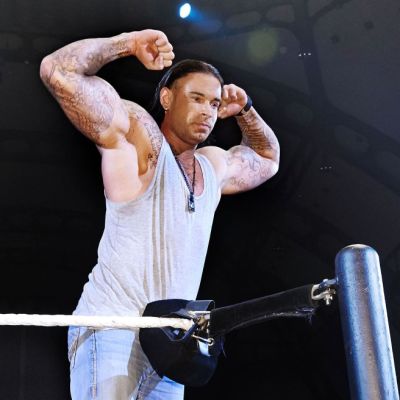 Tim Wiese näyttää hauislihaksiaan showpainikehässä.