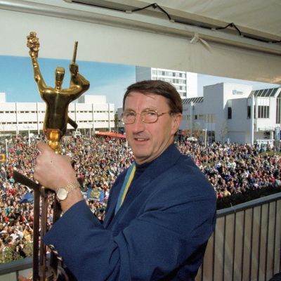 Curt Lindström juhlii kuvassa