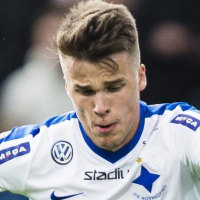 IFK Norrköpings Simon Skrabb i duell med Sirius-spelaren Niklas Busch Thor.