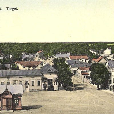 Vy över torget i Jakobstad. Linden på Rådhusgatan