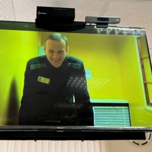 Aleksei Navalnyi näkyy tv-ruudulla.