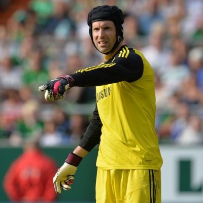 Chelsean maalivahti Petr Cech viittoilee kentällä.