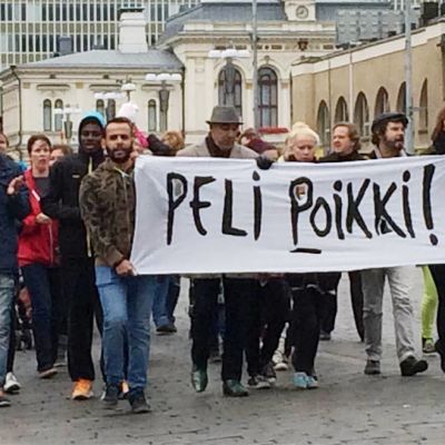 Tampereen Peli poikki -mielenosoituskulkue Hämeenkadulla.
