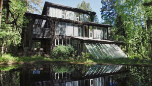 Bruno Erats året runt-hus Villa Solbranten speglas i vattnet Bruno Erats året runt hus med många fönster speglas i vattnet