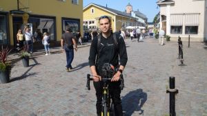 Anton Beijar cyklade 100 km. Landsvägscyklist vid infarten till Borgå gamla stad.