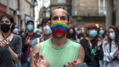 Demonstranter tågade också i centrum av staden Ourense, i nordvästra Spanien, på måndag kväll.