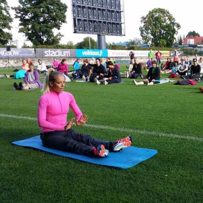 Minna Tervamäki opastaa liikkujia Kupittaan jalkapallostadionilla.