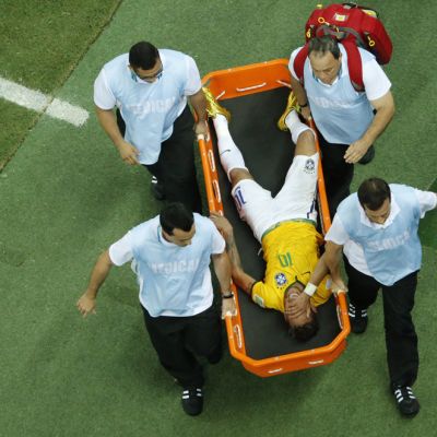 Neymar kannettiin paareilla pois kentältä.
