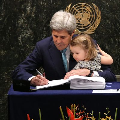Yhdysvaltain ulkoministeri John Kerry allekirjoittaa sopimusta.