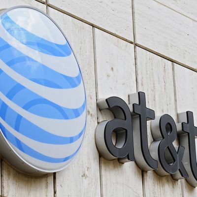 Teleoperaattori AT&T:n logo yhtiön päämajan seinässä Dallasissa, Texasissa.